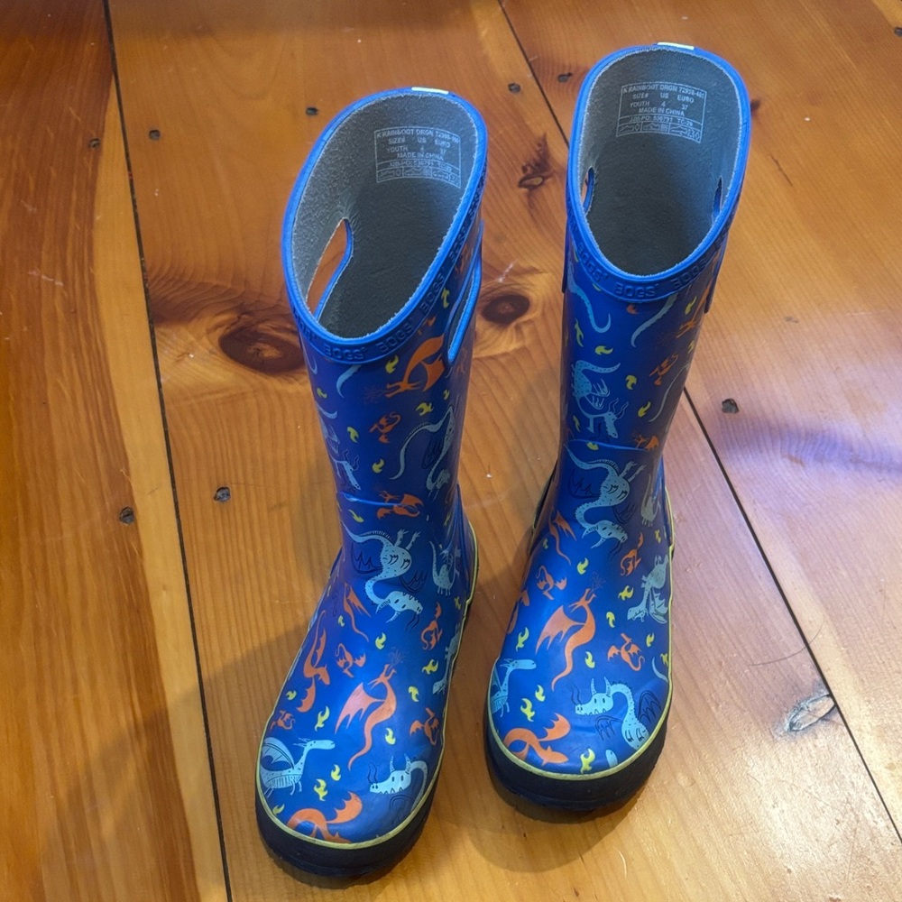 BOGS Youth 4 Blue Dragon Print Rain Boots
